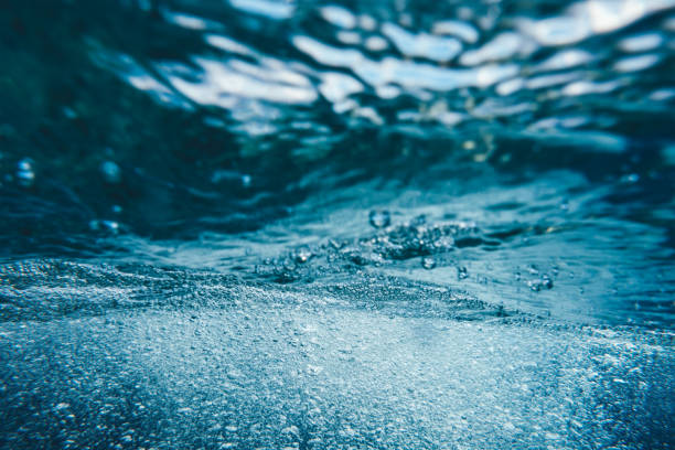 Underwater splash with bubbles. entretien piscine